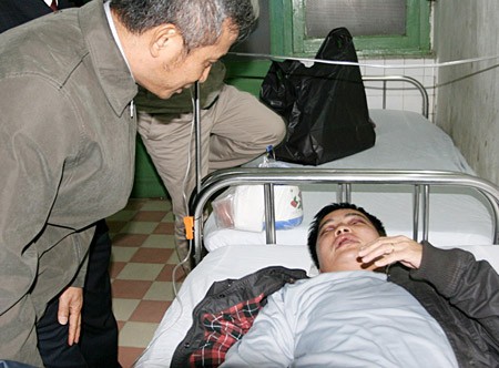 Nguoi Lao Dong reporter Tran The Dung lies in a hospital bed in Lang Son Province after being attacked January 6 while gathering information about smuggling activities in the province. (Photo:SGGP)